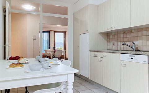 Résidence la Vigne: Design Intérieur, Sol, Cuisine, Bois, Appareil De Cuisine, Sol, Meubles, Plafond, Comptoir, Cabinetry