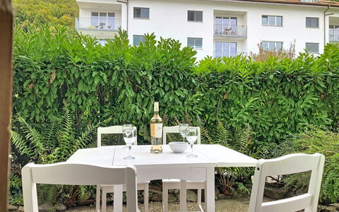 Résidence la Vigne: Meubles, Table, Chaise, Mobilier De Jardin, Tableau De Plein Air, Table Cuisine Et Salle A Manger, Ombre, Restaurant, Eco Hôtel, Cour