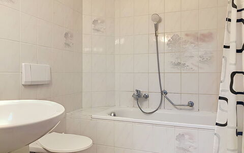 Résidence la Vigne: Salle De Bains, Luminaire Plomberie, Mur, Sol, Baignoire, Design Intérieur, Sol, Robinet, Lavabo, Plomberie