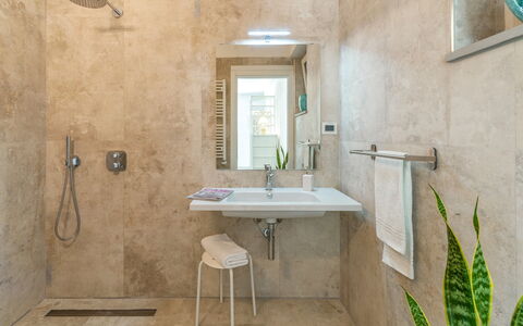 Dimora Montefalcone 8, Emma Villas: Sol, Mur, Sol, Luminaire Plomberie, Design Intérieur, Salle De Bains, Évier, Plomberie, Robinet, Éclairage