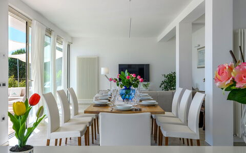 Dimora Montefalcone 8, Emma Villas: Meubles, Design Intérieur, Salle À Manger, Table, Chaise, Bois, Sol, Table Cuisine Et Salle A Manger, Pièce, Sol