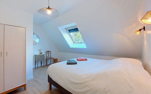 Les Rosiers-Charges et Linge Inclus: Lit, Design Intérieur, Chambre, Literie, Meubles, Drap De Lit, Sol, Mur, Sol, Bois