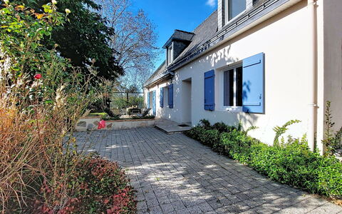 Les Rosiers-Charges et Linge Inclus: Bâtiment, Fenêtre, Maison, Domicile, Zone Résidentielle, Arbuste, Chalet, Toit, Porte, Établissements Humains