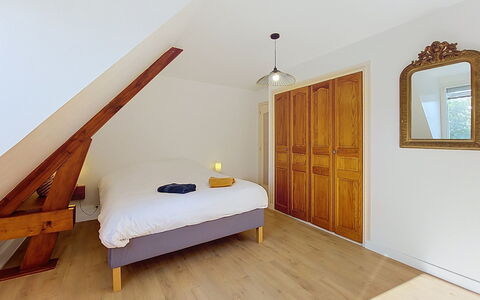 Les Rosiers-Charges et Linge Inclus: Design Intérieur, Lit, Sol, Meubles, Sol, Chambre, Bois, Plafond, Pièce, Parquet