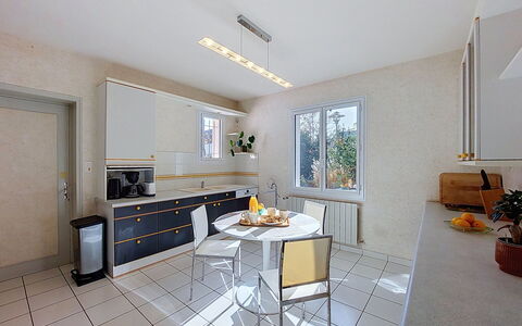 Les Rosiers-Charges et Linge Inclus: Design Intérieur, Meubles, Sol, Plafond, Luminaire, Éclairage, Cuisine, Sol, Domicile, Comptoir