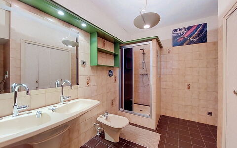 Les Rosiers-Charges et Linge Inclus: Salle De Bains, Sol, Luminaire Plomberie, Lavabo, Sol, Design Intérieur, Évier, Plafond, Robinet, Plomberie