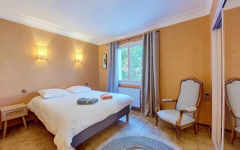 Les Rosiers-Charges et Linge Inclus: Design Intérieur, Meubles, Plafond, Éclairage, Chambre, Lit, Sol, Domicile, Drap De Lit, Pièce