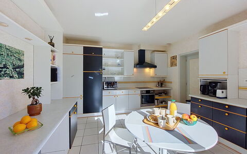 Les Rosiers-Charges et Linge Inclus: Design Intérieur, Meubles, Cuisine, Sol, Luminaire, Plafond, Comptoir, Éclairage, Sol, Pièce