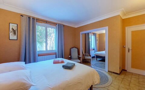 Les Rosiers-Charges et Linge Inclus: Design Intérieur, Sol, Sol, Chambre, Éclairage, Meubles, Plafond, Domicile, Lit, Drap De Lit