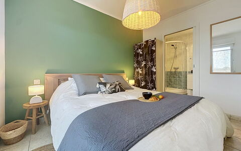 Le Padioleau: Lit, Design Intérieur, Meubles, Chambre, Literie, Sol, Drap De Lit, Mur, Sol, Plafond