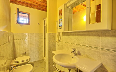 Poggio Conca: Salle De Bains, Pièce, Propriété, Jaune, Design Intérieur, Bâtiment, Luminaire Plomberie, Architecture, Immobilier, Maison
