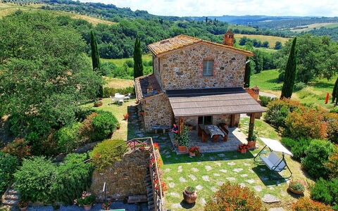 Castelmuzio: Propriété, Maison, Paysage Naturel, Chalet, Village De Montagne, Bâtiment, Toit, Zone Rurale, Village, Domicile