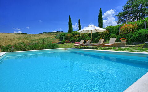 Castelmuzio: Piscine, Propriété, Bleu Azur, Villa, Immobilier, L'Eau, Bâtiment, Maison, Vacances, Loisir