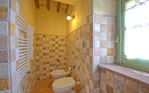 Castelmuzio: Salle De Bains, Propriété, Pièce, Tuile, Sol, Mur, Bâtiment, Design Intérieur, Architecture, Immobilier