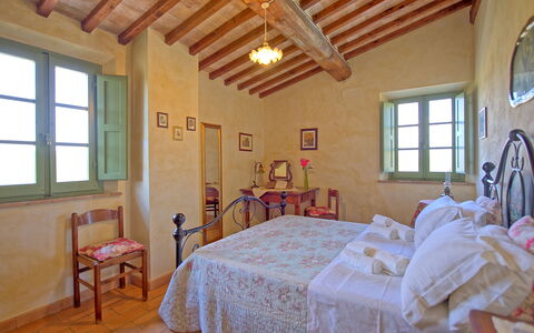 Castelmuzio: Pièce, Propriété, Meubles, Chambre, Plafond, Bâtiment, Lit, Design Intérieur, Maison, Biens