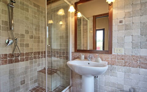 Villa Ulivi: Miroir, Luminaire Plomberie, Robinet, Évier, Propriété, Salle De Bains, Design Intérieur, Éclairage, Architecture