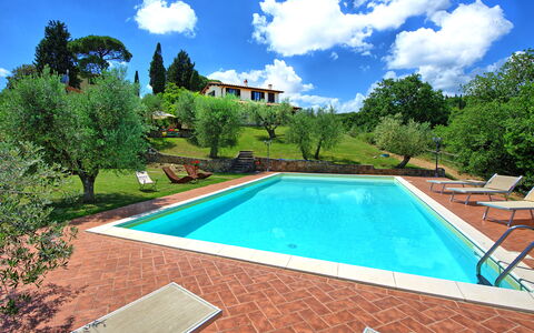 Villa Ulivi: Nuage, Ciel, L'Eau, Propriété, Plante, Piscine, Bleu Azur, Rectangle, Arbre, Herbe