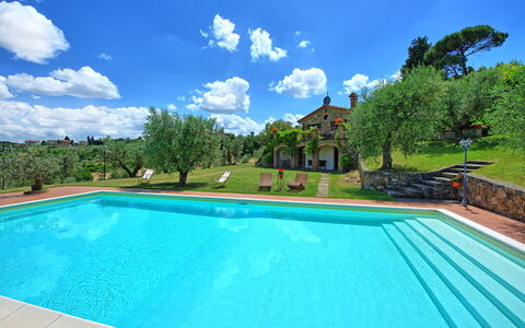 Villa Ulivi: L'Eau, Ciel, Nuage, Propriété, Piscine, Plante, Bâtiment, Bleu Azur, Arbre, Ombre
