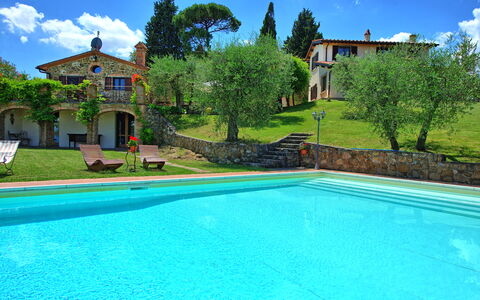 Villa Ulivi: Nuage, L'Eau, Plante, Ciel, Propriété, Bâtiment, Piscine, Bleu Azur, Bleu, Vert