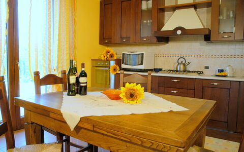 Villa Saida: Comptoir, Pièce, Meubles, Propriété, Cuisine, Jaune, Design Intérieur, Sol, Cabinetry, Bâtiment