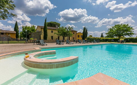 Vinci 815: L'Eau, Nuage, Ciel, Bâtiment, Plante, Piscine, Arbre, Bleu Azur, Mobilier De Jardin, Maison