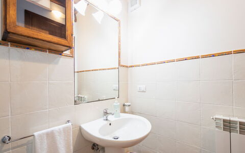 Montaione 955: Sol, Luminaire Plomberie, Sol, Design Intérieur, Salle De Bains, Plomberie, Pièce, Évier, Lavabo, Robinet