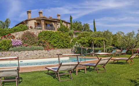 Orvieto 840: Nuage, Ciel, Plante, Meubles, Arbre, Paysage Naturel, Mobilier De Jardin, Lot Terre, Bâtiment, Herbe