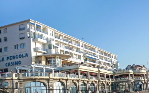 La Pergola: Ciel, Bâtiment, Propriété, Fenêtre, Condominium, Design Urbain, Façade, Loisir, Ville
