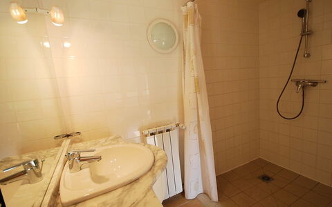 Ensemble de 3 Maisons Lavit: Salle De Bains, Pièce, Propriété, Mur, Luminaire Plomberie, Sol, Bidet, Maison, Architecture, Design Intérieur