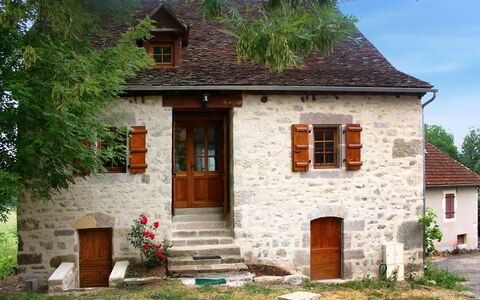 Maison Bonneval: Plante, Bâtiment, Fenêtre, Ciel, Arbre, Maison, Porte, Lot Terre, Bois, Biome