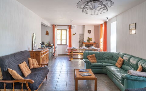 Ferme: Meubles, Canapé, Table, Fenêtre, Plante D'Appartement, Bois, Plante, Design Intérieur, Bâtiment, Salon