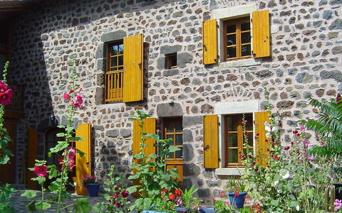 Ferme: Maison, Jaune, Bâtiment, Quartier, Façade, Mur, Fenêtre, Fleur, Domicile, Immobilier