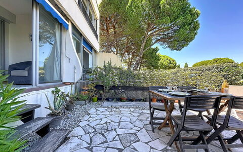 Port Camargue 210: Meubles, Mobilier De Jardin, Ombre, Chaise, Jardin, Aménagement Paysager, Tableau De Plein Air, Plante D'Appartement, Cour, Patio