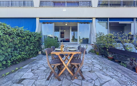Port Camargue 210: Ombre, Chaise, Plante D'Appartement, Mobilier De Jardin, Pot De Fleur, Eco Hôtel, Recours, Balcon, Hôtel