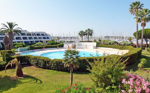 Port Camargue 210: Plante, L'Eau, Fleur, Ciel, Piscine, Arbre, Paysage Naturel, Arecales, Herbe, Loisir