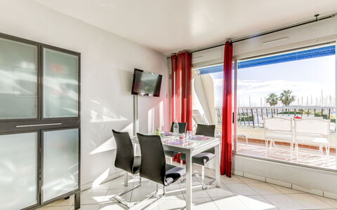 Port Camargue 210: Bâtiment, Meubles, Propriété, Table, Fenêtre, Plante, Ombre, Design Intérieur, Salon, Sol