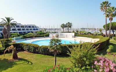 Port Camargue 210: Plante, L'Eau, Fleur, Ciel, Piscine, Arbre, Paysage Naturel, Arecales, Herbe, Loisir