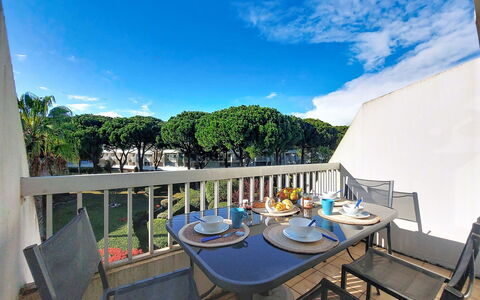 Port Camargue 220: Appartement, Ombre, Condominium, Balcon, Clôture