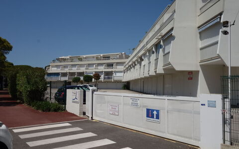 Port Camargue 220: Ciel, Plante, Bâtiment, Fenêtre, Design Urbain, Arbre, Asphalte, Quartier, Ombre, Zone Résidentielle