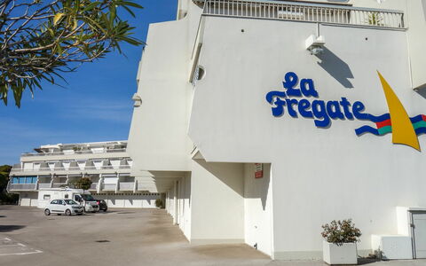 Port Camargue 220: Ciel, Jour, Propriété, Plante, Pot De Fleur, Bleu Azur, Plante D'Appartement, Bâtiment, Immobilier, Façade