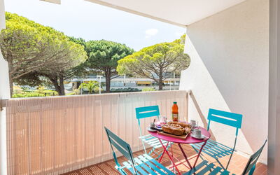 Port Camargue 220: Meubles, Bâtiment, Table, Plante, Chaise, Plante D'Appartement, Ombre, Orange, Design Intérieur, Sol