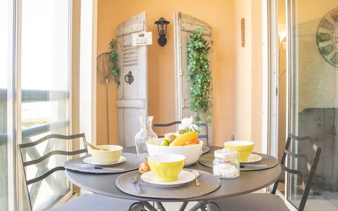Port Camargue 300: Meubles, Design Intérieur, Chaise, Table, Salle À Manger, Table Cuisine Et Salle A Manger, Sol, Sol, Éclairage, Pièce