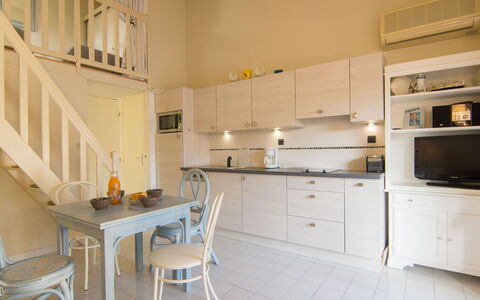 Cap D'Agde 710: Cabinetry, Meubles, Propriété, Comptoir, Gaz Poele, Cuisinière, Cooktop, Appareil De Cuisine, Cuisine, Bois