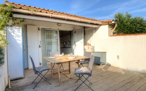 Cap D'Agde 710: Ciel, Bâtiment, Meubles, Chaise, Table, Bleu Azur, Bois, Ombre, Nuage, Plante
