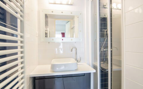 Cap D'Agde 710: Miroir, Propriété, Meubles, Cabinetry, Luminaire Plomberie, Salle De Bains, Sol, Tiroir, Évier