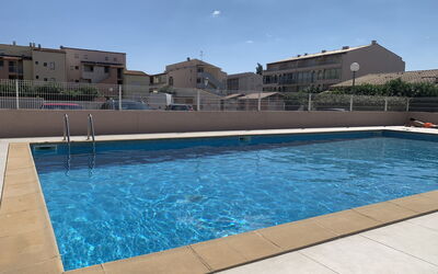 Cap D'Agde 710: L'Eau, Ciel, Nuage, Piscine, Plante, Bâtiment, Bleu Azur, Rectangle, Ombre, Fenêtre