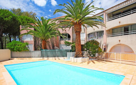 Le Florid: Nuage, Plante, Ciel, L'Eau, Propriété, Piscine, Bâtiment, Bleu, Bleu Azur, Arbre