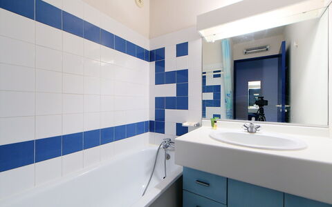Cap D'Agde 940: Miroir, Luminaire Plomberie, Robinet, Propriété, Salle De Bains, Bâtiment, Évier, Bleu Azur, Rectangle
