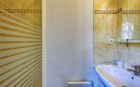 Narbonne-Plage 450: Robinet, Luminaire Plomberie, Miroir, Évier, Salle De Bains, Lavabo, Bâtiment, Design Intérieur, Bois