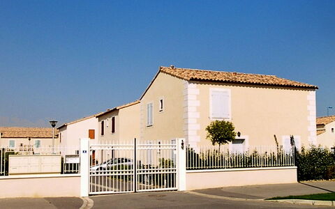 Narbonne-Plage 450: Ciel, Plante, Bâtiment, Fenêtre, Porte, Maison, Éclairage, Lot Terre, Clôture, Ombre